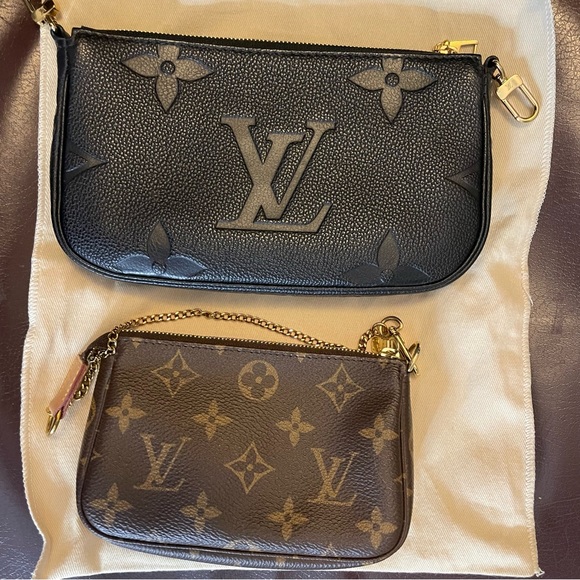 💜💜Louis Vuitton Multi Pochette Accessoires
Empreinte Leather- SMALL Poch… - Picture 13 of 13